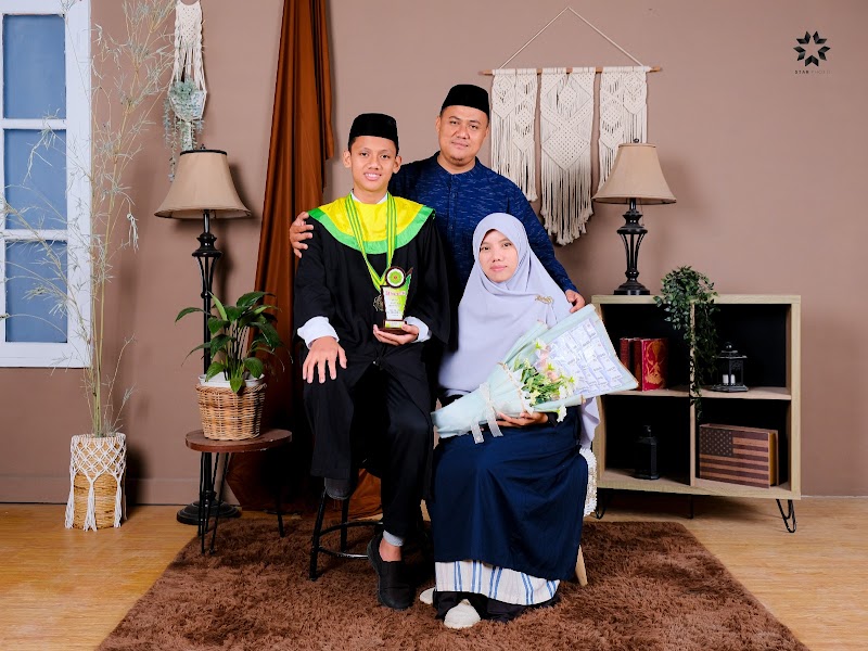 Rajut Kehidupan di Kalisabuk: Penjahit Ibu Masyriah yang Menjaga Tradisi